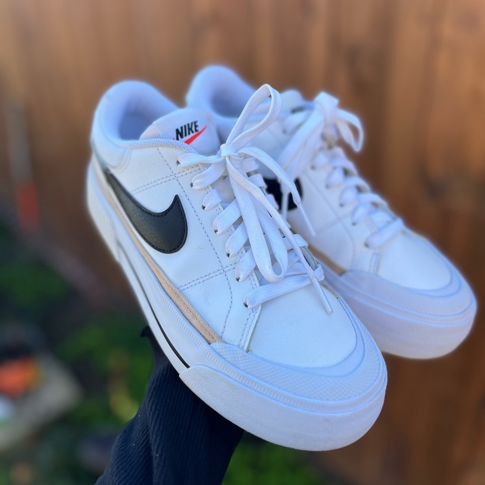 Women’s nike legacy shoes 🤍